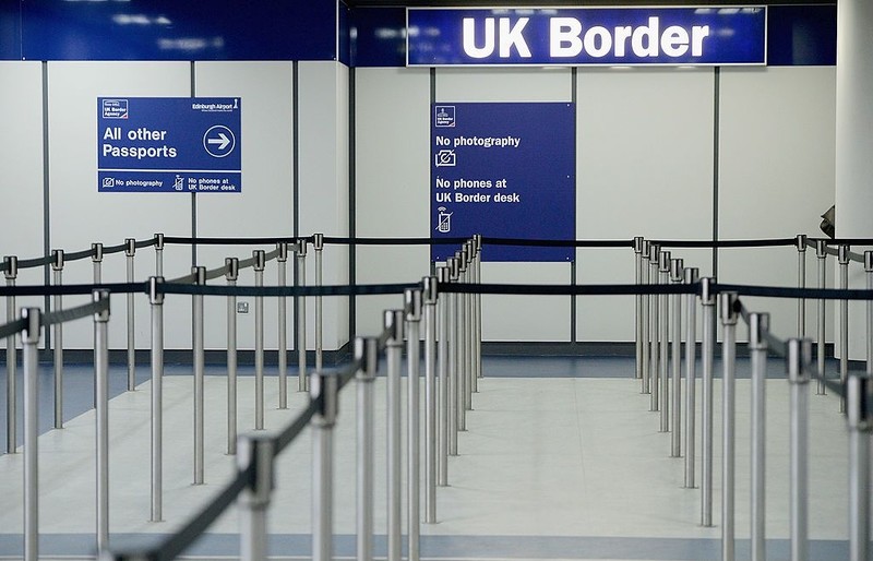 Raport: Masowa imigracja do UK zwiększa presję na świadczenia i rynek mieszkaniowy