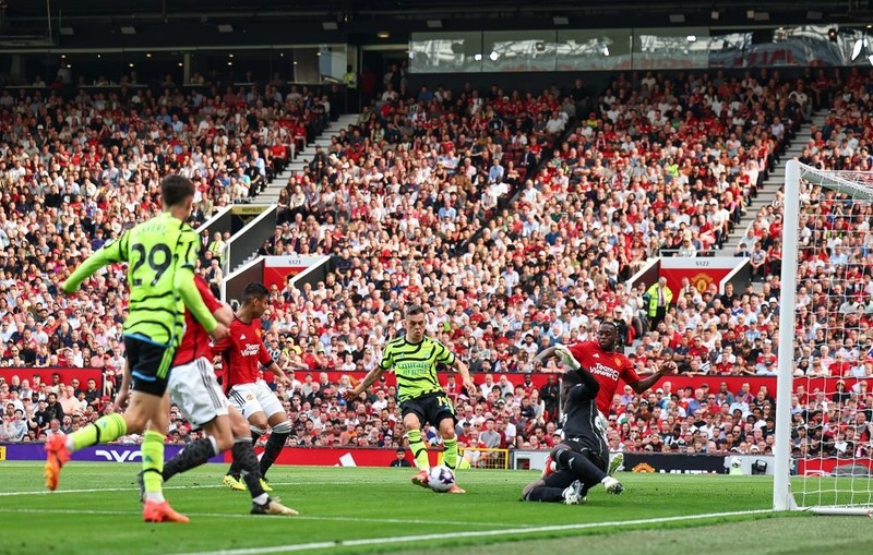 Arsenal wygrał na Old Trafford, mistrza wyłoni ostatnia kolejka
