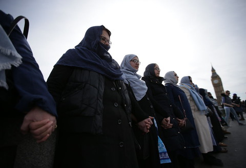 Londyn: Muzułmanki utworzyły ludzki łańcuch na moście Westminster