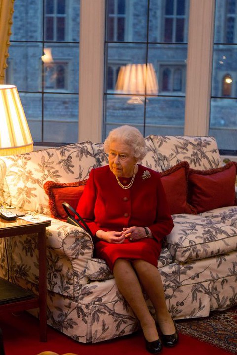 Brytyjska królowa zatrudni osobę do szycia poduszek i zasłon