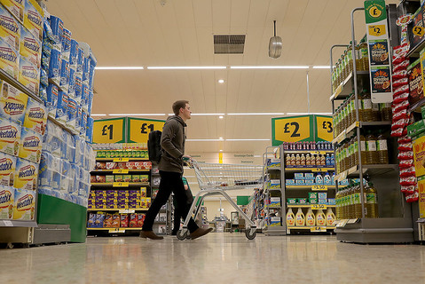 Brytyjski rząd może zakazać sprzedaży "śmieciowego jedzenia" w niskich cenach