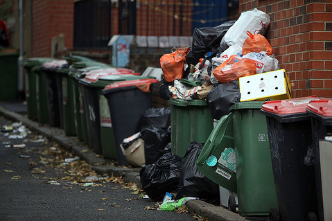 Brytyjscy nastolatkowie odurzają się oparami z koszów na śmieci