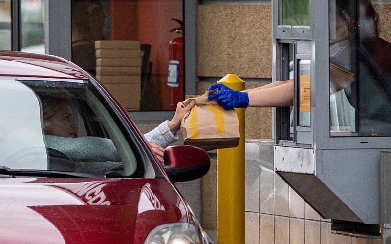 Polacy wracają do fast foodów. To zasługa odpuszczającej inflacji i wzrostu płacy minimalnej