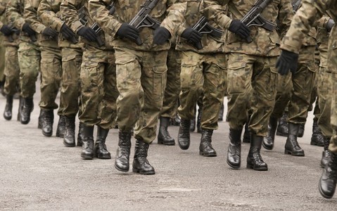 Większość mężczyzn za zakazem wyjazdu z Polski w razie ewentualnego konfliktu zbrojnego