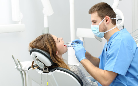 Młodzi dentyści w Anglii mogą być zmuszani do pracy w placówkach NHS 