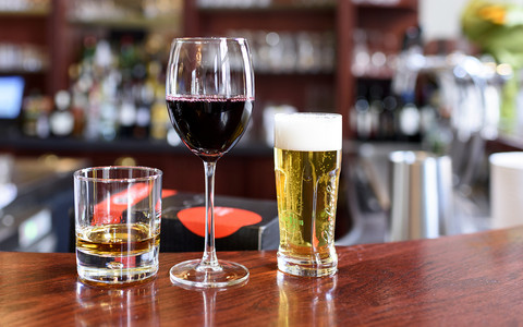 Porcje piwa i wina podawane w większości brytyjskich pubów i barów mają zaniżoną pojemność