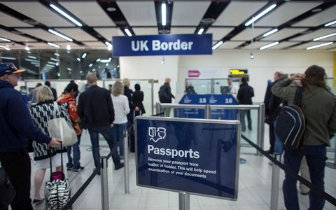 ONS: Migracja netto do Wielkiej Brytanii spadła w zeszłym roku o 10%
