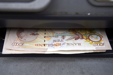 Londyńczycy tracą krocie na wypłaty z bankomatu