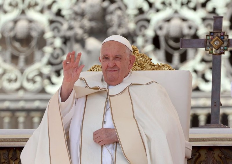 "Homofobiczna gafa" papieża Franciszka. Media i środowiska LGBT oburzone