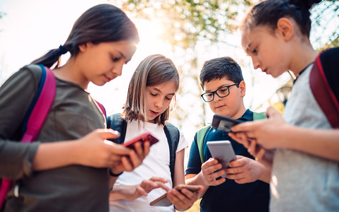 UK: Zakaz korzystania ze smartfonów przez dzieci poniżej 16. roku życia rozważany przez posłów