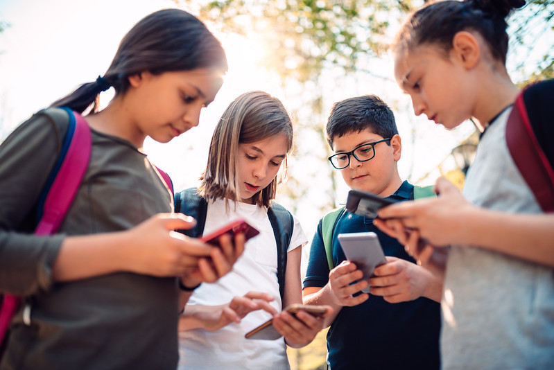 UK: Zakaz korzystania ze smartfonów przez dzieci poniżej 16. roku życia rozważany przez posłów
