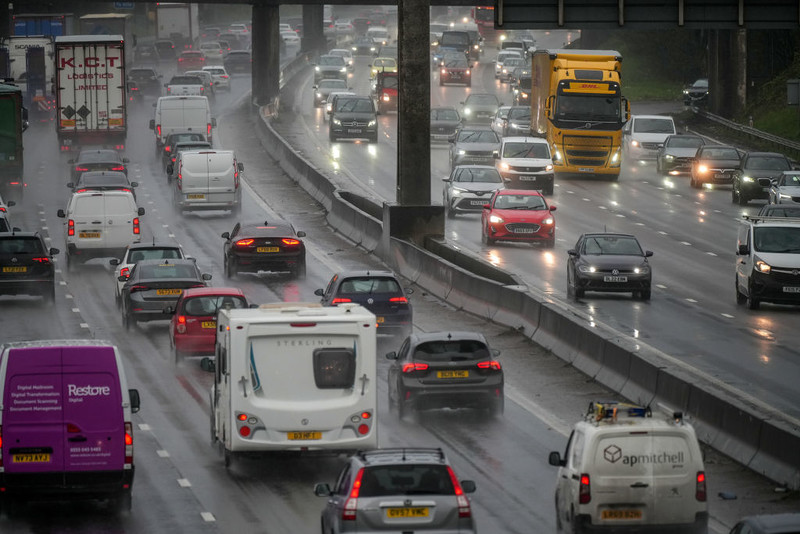 Badanie: Zamożni biali mężczyźni największymi sprawcami zanieczyszczeń transportowych w UK