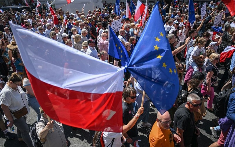 Młodzi nie chcą Polski w Unii? Zaskakujące wyniki sondażu