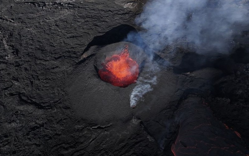 Wulkan na półwyspie Reykjanes nie daje za wygraną. Lawa tryska na wysokość 50 metrów