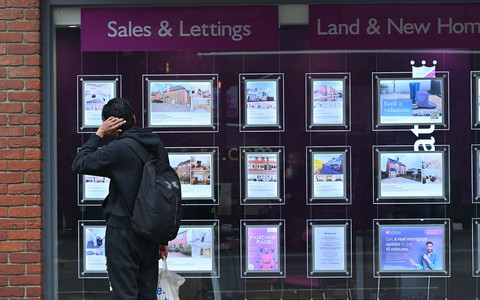 UK house prices rise for first time in three months