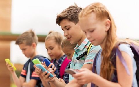Szef OECD ds. edukacji: Telefony komórkowe przyczyną słabszych wyników uczniów w nauce