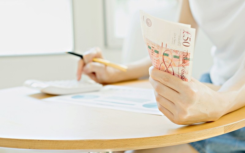 Raport: W Wielkiej Brytanii spada inflacja, ale ludzie wydają mniej pieniędzy 