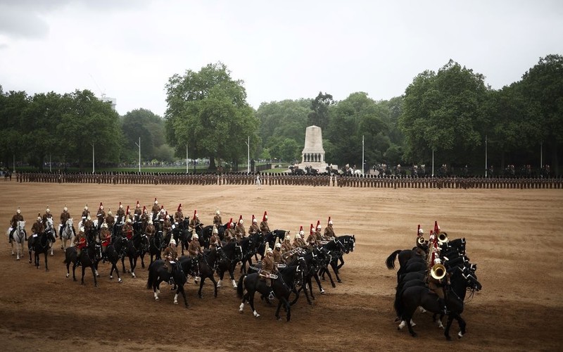 Ranne konie wojskowe, które galopowały po Londynie, wracają do służby