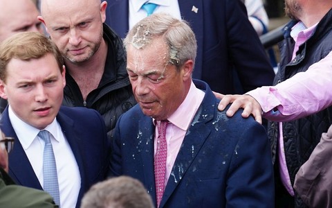 Nigel Farage oblany mlecznym koktajlem w pierwszym dniu kampanii
