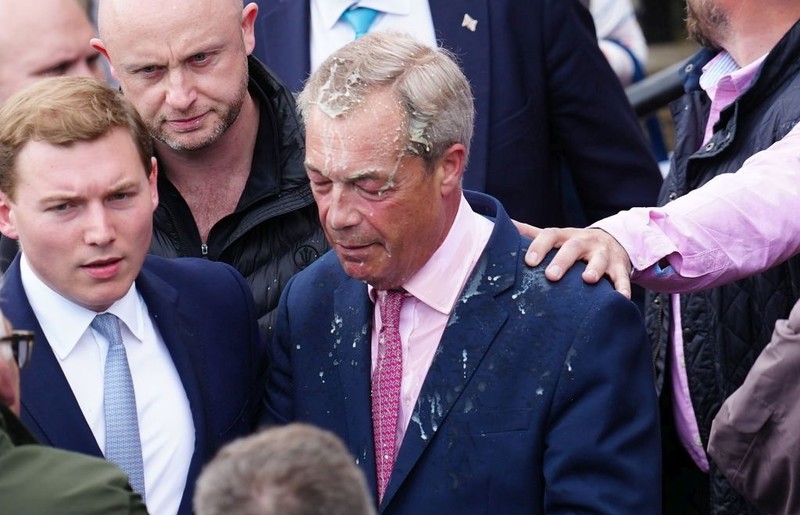 Nigel Farage oblany mlecznym koktajlem w pierwszym dniu kampanii