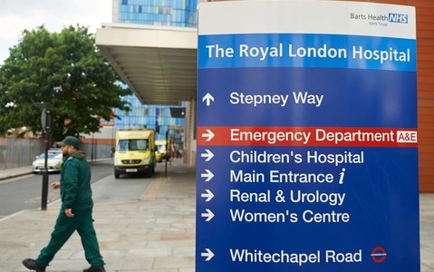 Londyn: Po cyberataku szpitale NHS wracają do dokumentacji papierowej