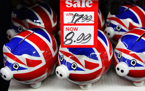 Brytyjczykom kończą się oszczędności. Znaki ostrzegawcze dla brytyjskiej gospodarki
