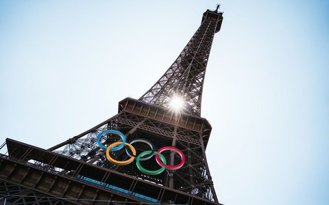 Paryż: Wieża Eilffla przyozdobiona pięcioma kółkami olimpijskimi