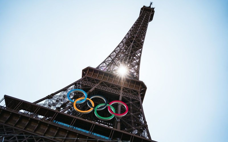 Paris: Eiffel Tower decorated with five Olympic rings