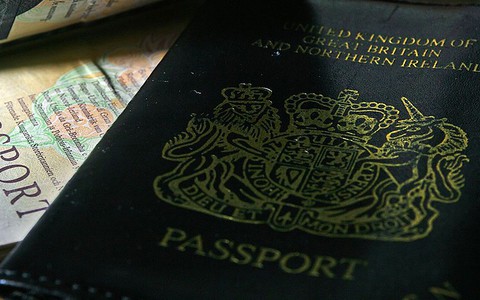 Brytyjczycy szykują się na powrót niebieskich paszportów 