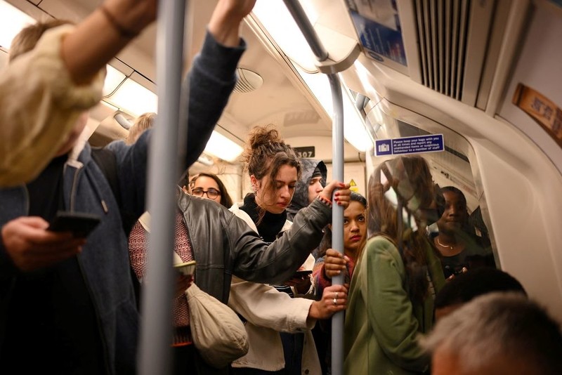 London commuters warned as 'faecal bacteria found' on Tube lines