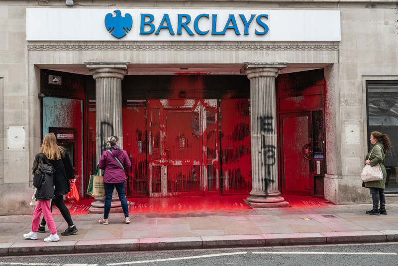 Propalestyńscy aktywiści zdemolowali 20 placówek banku Barclays w całym UK