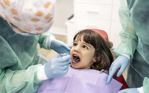Partia Pracy obiecuje 100 tys. pilnych wizyt u dentysty dla dzieci