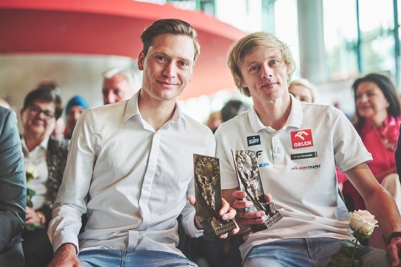 Ski jumpers Dawid Kubacki and Slovenian Anze Lanisek with the PKOl Fair Play Award