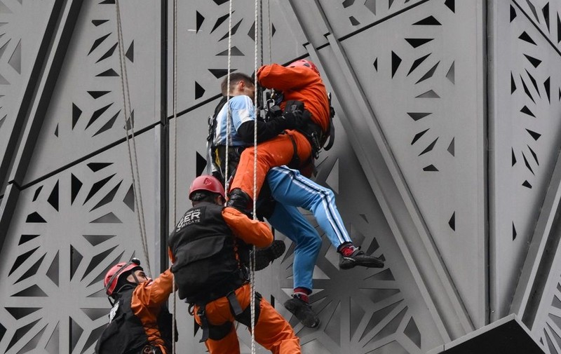 Polski "Spider Man" wspinał się na wieżowiec w Buenos Aires. Zatrzymała go policja