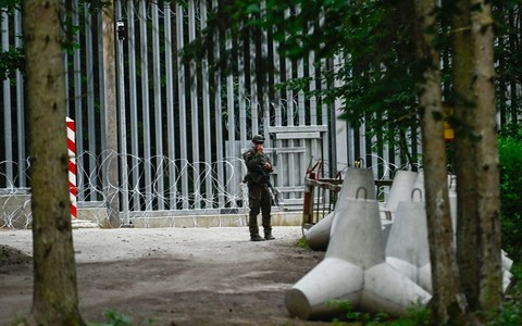Poland re-establishes buffer zone on border with Belarus