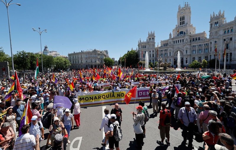 Several thousand people protested in Madrid against monarchy