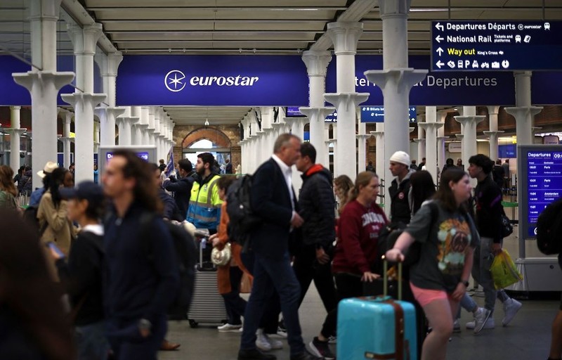 Brytyjczycy podróżujący do Europy mogą być poddawani testom na "wykrywaczu kłamstw AI"