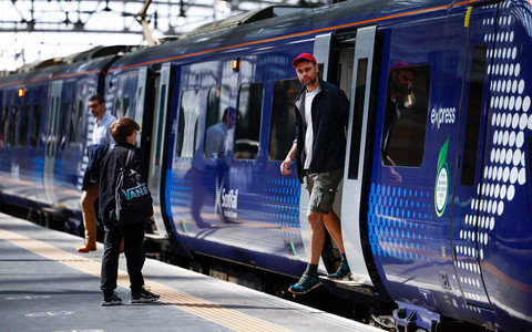 Sprzedaż kolejowych biletów okresowych w Wielkiej Brytanii spadła do rekordowo niskiego poziomu
