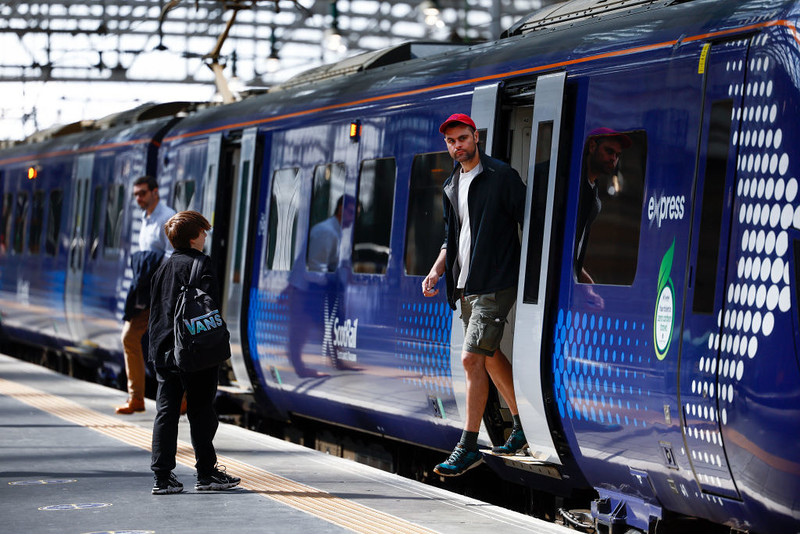 Sprzedaż kolejowych biletów okresowych w Wielkiej Brytanii spadła do rekordowo niskiego poziomu