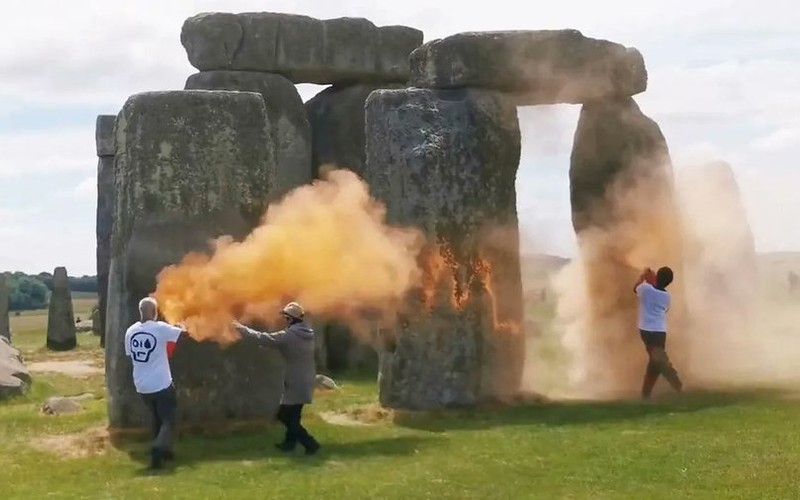 Anglia: Aktywiści z Just Stop Oil spryskali farbą kamienny kręg Stonehenge