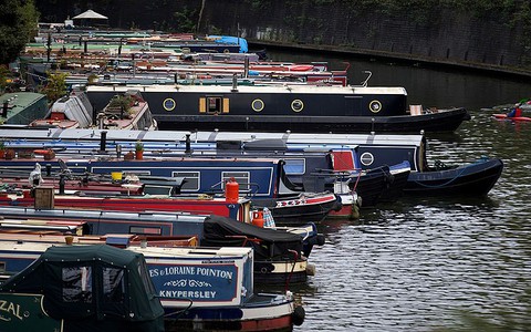 Rośnie zapotrzebowanie na łódki w Londynie. Coraz więcej mieszkańców chce mieszkać na wodzie