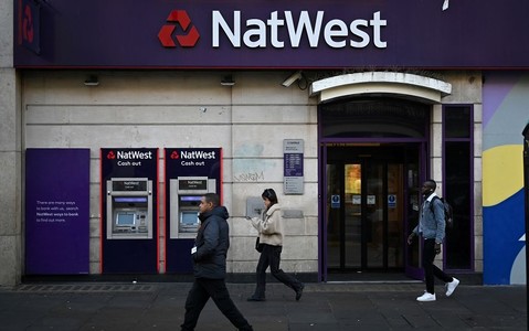 NatWest i Lloyds podwyższają opłaty za niektóre rachunki bieżące
