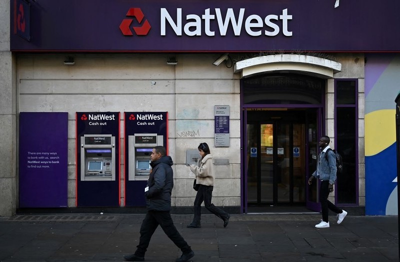 NatWest i Lloyds podwyższają opłaty za niektóre rachunki bieżące