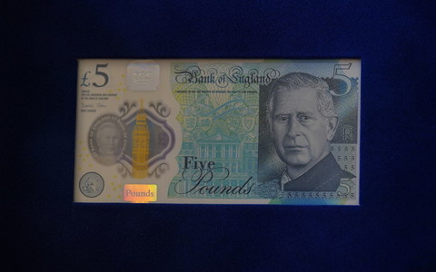 Ostrzeżenie dla osób posługujących się nowymi banknotami z wizerunkiem króla Karola III