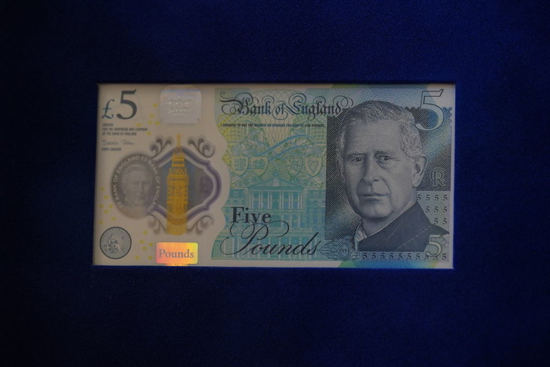 Ostrzeżenie dla osób posługujących się nowymi banknotami z wizerunkiem króla Karola III