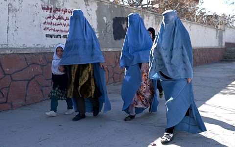Afgańska aktywistka jest szantażowana nagraniem gwałcących ją w więzieniu strażników