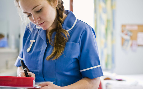 Połowa studentów pielęgniarstwa w Anglii rozważa rezygnację z dalszego kształcenia