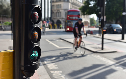 Londyn: Jedenastu rowerzystów dziennie karanych mandatami za jazdę na czerwonym świetle