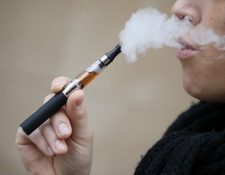 Naukowcy apelują: "Nie można potępiać e-papierosów!"