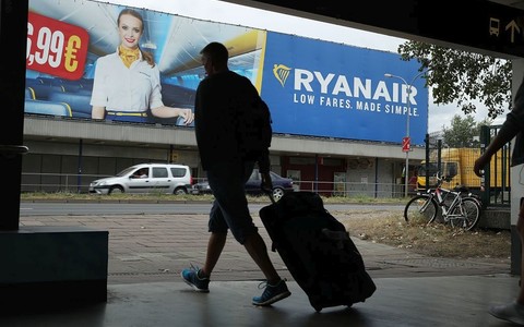 Ryanair planuje obniżyć ceny biletów w związku ze spadkiem zysków